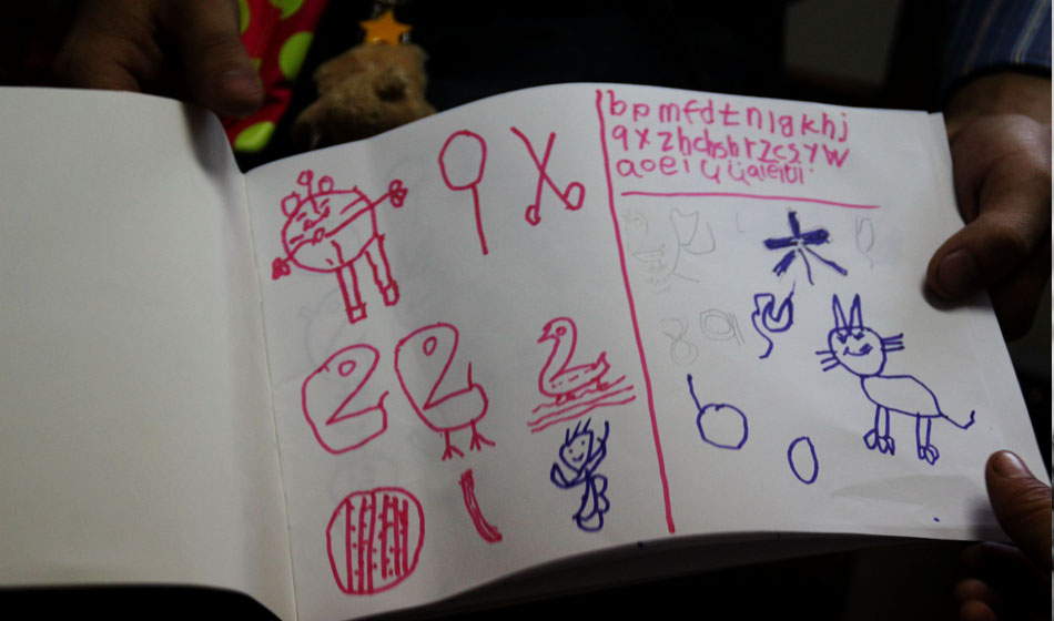 她還記得老師教給她的東西，或許她的畫中隱藏著小小的內心深處的期盼。