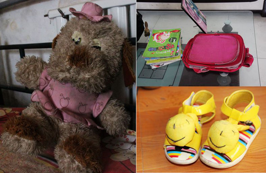 被小彬嫻當成寶貝的毛絨玩具，臟兮兮地靠在床沿，顯得是那樣的孤單；還未裝包的書本、還未來及穿著蹦跳的可愛涼鞋都被放在了家里，它們也在等待小主人回家。