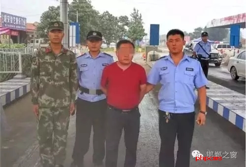 8月8日13時許，邯鄲大名李茂堤警務(wù)站民警，在一輛南樂開往龍王廟的公共汽車上，查獲一名無身份證男子。該男子自稱是龍王廟鎮(zhèn)人，在民警詢問下又改口稱是孫甘店鄉(xiāng)人，閃爍其詞、神色慌張。經(jīng)調(diào)查該男子叫朱某。于7月7日，在大名縣人民法院判決的一起民間借貸糾紛案中，犯罪嫌疑人朱某拒不履行法院判決。7月13日，大名縣公安局依法將該朱上網(wǎng)追逃。