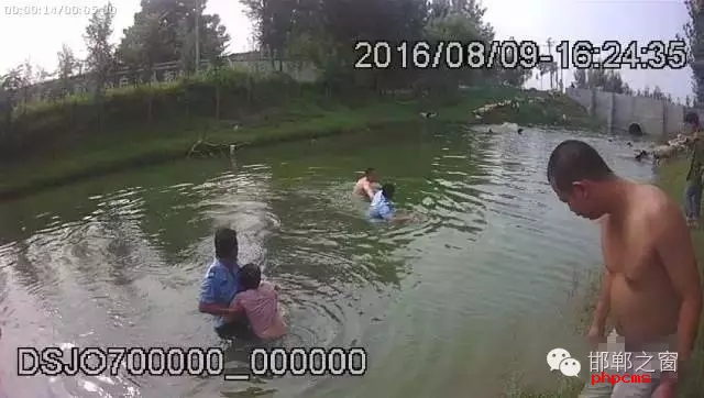 8月9日，邯鄲邱縣新馬頭鎮(zhèn)恒莊村南、駕校南側(cè)河道內(nèi)有一男一女兩人落水，民警接警后迅速趕到現(xiàn)場將二人拖上岸。經(jīng)了解得知，二人系夫妻，當(dāng)日二人開車從家里出來到縣城辦事，路上因瑣事發(fā)生爭吵，車子開到駕校南側(cè)河邊時，男子氣憤的停下車，跳入河中聲稱要自殺，其妻見狀也跳進(jìn)了河里，要一起去死。