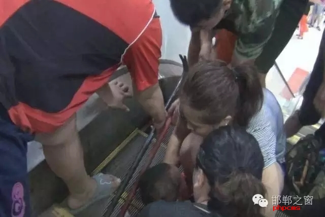 8月11日下午2點(diǎn)，曲周縣百貨大樓一名幼兒手臂卡入滾動(dòng)扶梯，接到報(bào)警后，邯鄲消防曲周中隊(duì)立即趕赴現(xiàn)場(chǎng)進(jìn)行救援。據(jù)商場(chǎng)工作人員介紹，幼兒母親在一旁買(mǎi)水時(shí)，沒(méi)注意幼兒爬到電梯口玩耍不慎將手臂卡住。