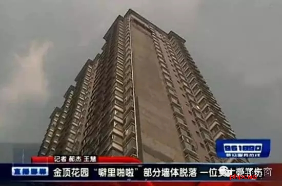 建設(shè)大街與叢臺(tái)路交叉口附近的金頂小區(qū)，樓梯的墻面不知何因大面積脫落，并且還砸傷了一個(gè)人，希望金頂花園小區(qū)的物業(yè)一定要吸取這次事故的教訓(xùn)，盡快把樓體墻面修復(fù)完畢。