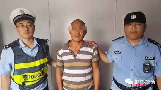 8月12日9時許，邯鄲大名鋪上高速口檢查站執(zhí)勤民警在對一輛由魏縣開往北京客車進(jìn)行安檢時，發(fā)現(xiàn)一名網(wǎng)上逃犯。經(jīng)核查，該男子為王某平，系涉嫌濫伐林木網(wǎng)上逃犯。該王于今年3月份在未有辦理《林木采伐許可證》的情況下，亂砍濫伐林木97棵。