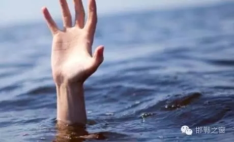 8月11日下午4點左右，邯鄲臨漳縣油房村村主任程艮生像往常一樣在自己負(fù)責(zé)的區(qū)域巡查，在快要接近漳河時，程艮生發(fā)現(xiàn)不遠(yuǎn)處有兩個人在水里撲騰。程艮生用盡全力將兩人救上岸?！皟蓚€孩子才十八九歲，正值大好年華。”回憶起當(dāng)時情形，程艮生依然心有余悸。